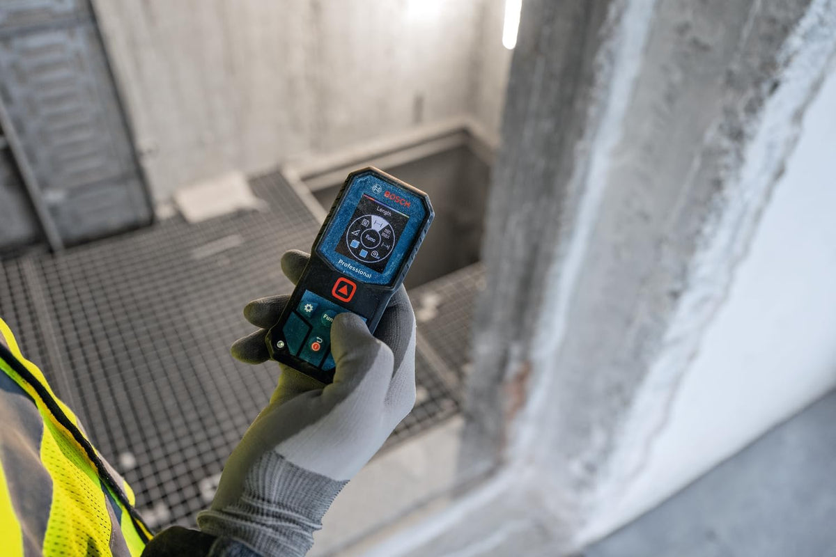 Bosch Professional Laser-Entfernungsmesser GLM 40-31 (IP 65, stoßdämpfendes Gehäuse, 7 Messmodi, automatische Berechnungen für Länge/Fläche/Volumen, helles Farbdisplay, mit Li-Ionen-Akku kompatibel)