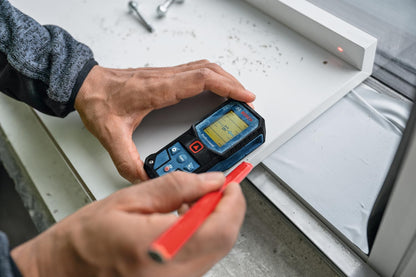 Bosch Professional Laser-Entfernungsmesser GLM 40-31 (IP 65, stoßdämpfendes Gehäuse, 7 Messmodi, automatische Berechnungen für Länge/Fläche/Volumen, helles Farbdisplay, mit Li-Ionen-Akku kompatibel)